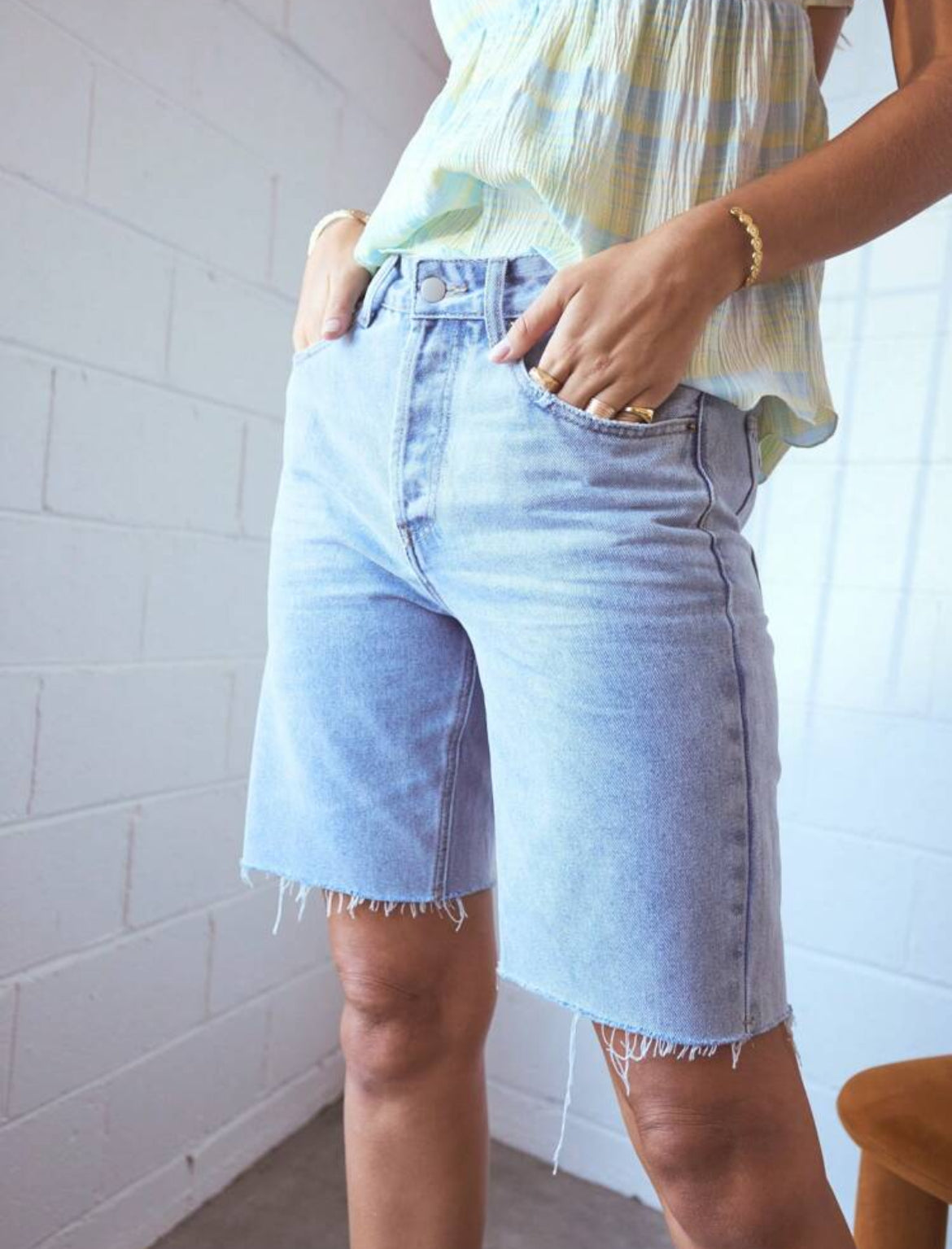 SHORT EN JEAN EFFET EFFILOCHÉ