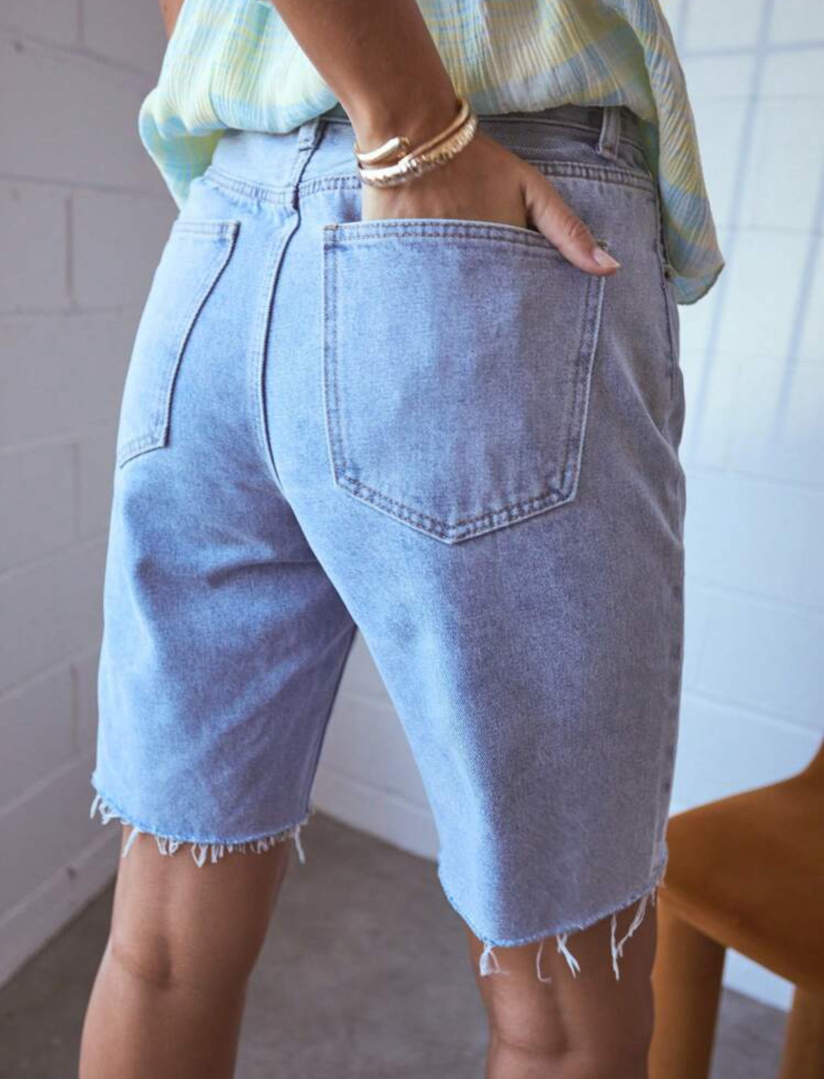 SHORT EN JEAN EFFET EFFILOCHÉ