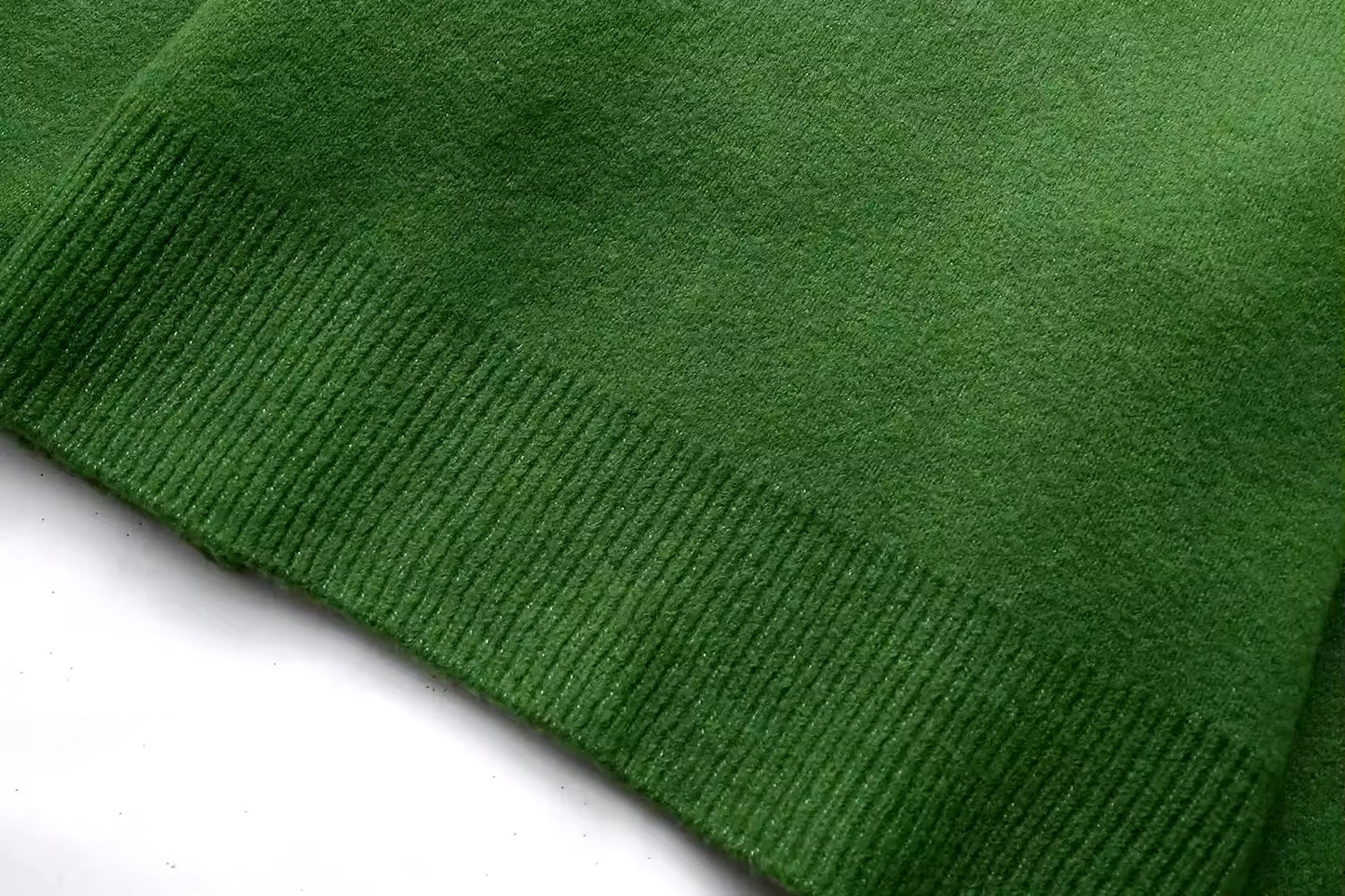 Maglione lavorato a maglia con collo alto 