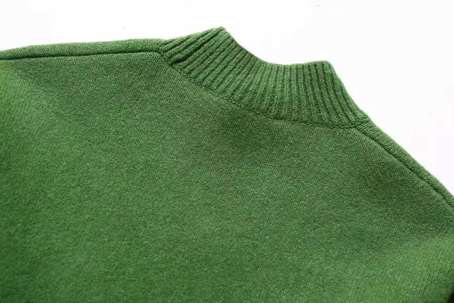 Maglione lavorato a maglia con collo alto 