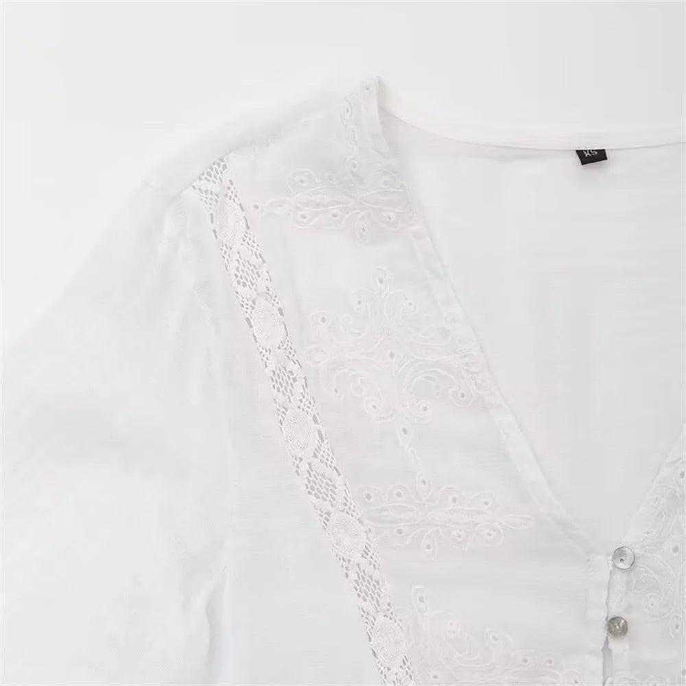 Blusa ricamata decorata con pizzo 